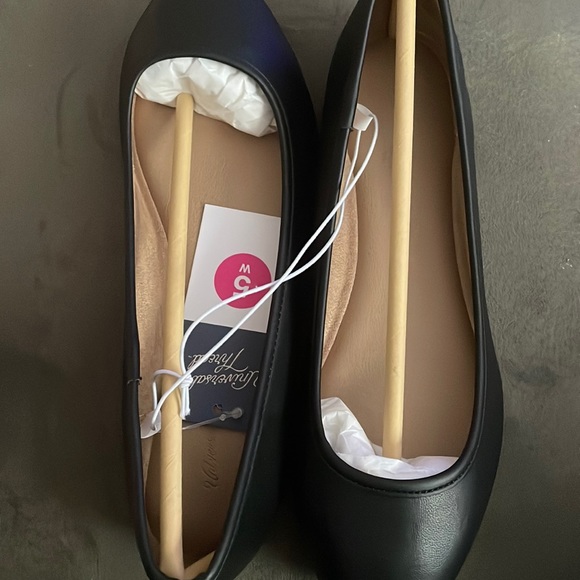 Universal thread Everly flats memory foam slip on black shoe 5W new with tags - Picture 2 of 14